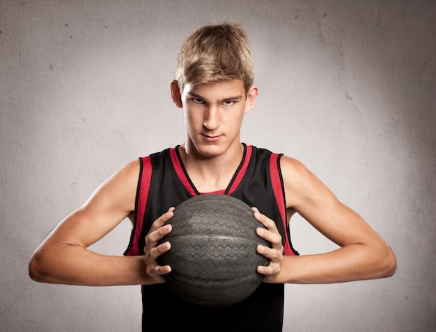 Portret van basketbalspeler op grijs