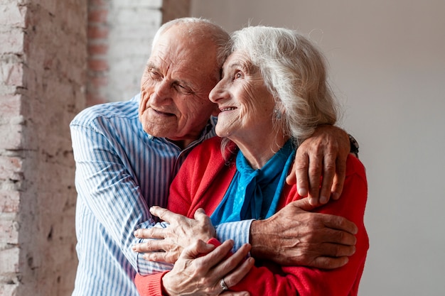 Portret van bejaarde echtpaar in de liefde