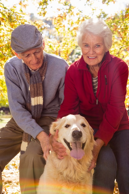 Portret van bejaarde echtpaar met hun huisdier hond