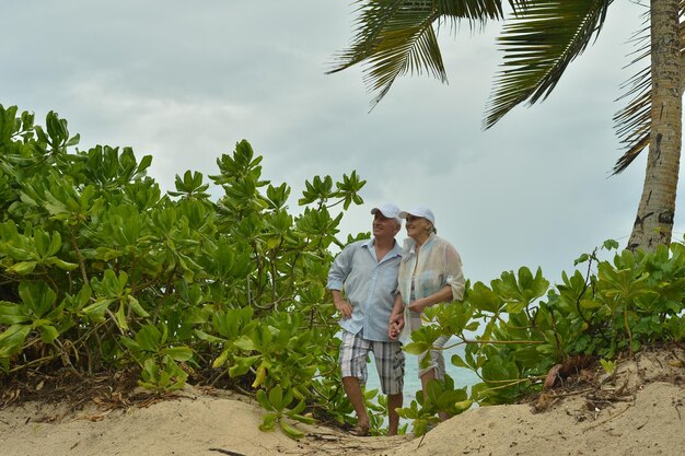 Portret van bejaarde echtpaar op tropisch strand