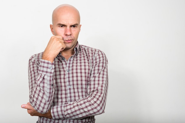 Portret van beklemtoonde kale en zakenman die neer denkt te kijken