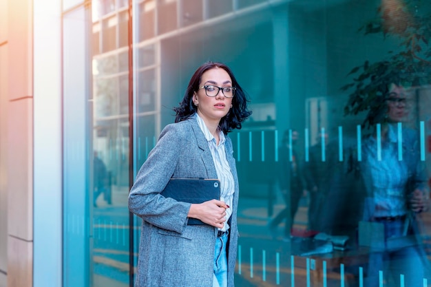 Portret van bezorgde vrouw met digitale tablet in stedelijke achtergrond Mensen uit het bedrijfsleven concept