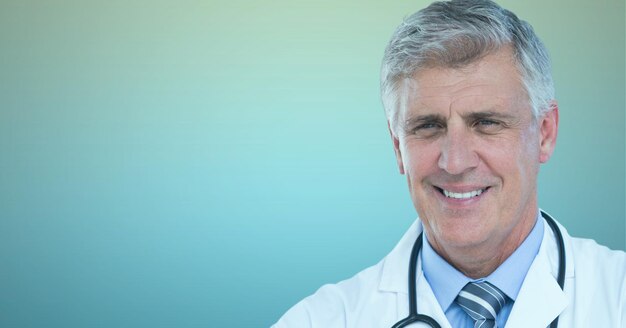 Portret van blanke mannelijke senior arts tegen blauwe achtergrond met kleurovergang