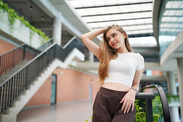 Portret van blond meisje met fladderend haar