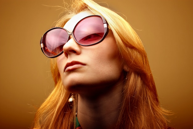 Portret van blond meisje met vintage zonnebril