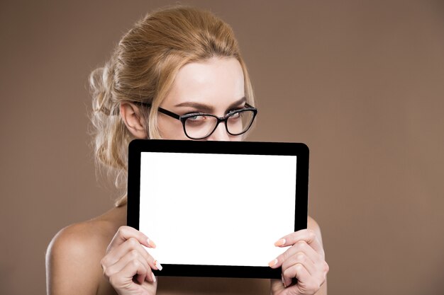 Portret van blonde in glazen met een tablet in handen