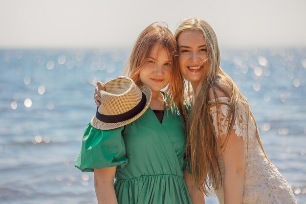 Portret van blonde meisjes met lang haar vrouwen op het strand op een zomerdag