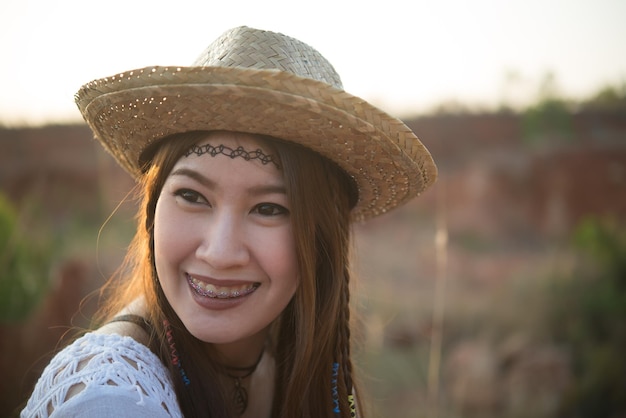 Portret van Boheemse vrouw op zonsondergangLifestyle van moderne thailand girl