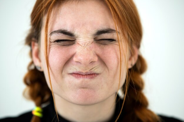 Foto portret van boos roodharige tienermeisje close-up.