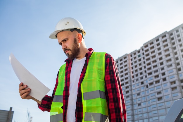 Portret van bouwvakker on building site