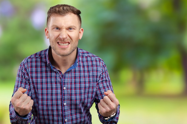 Foto portret van boze jonge man