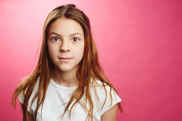 Portret van bruinharig meisje op roze background