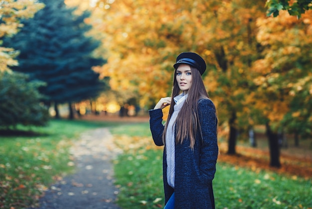 Portret van brunette vrouw in hoed