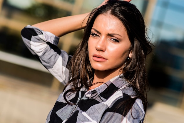 Portret van brunette vrouw