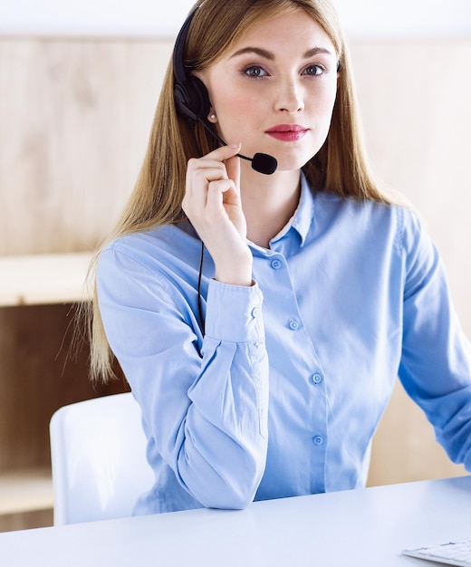 Portret van callcenteroperator op het werk. Groep mensen in een headset klaar om klanten te helpen. Bedrijfsconcept.