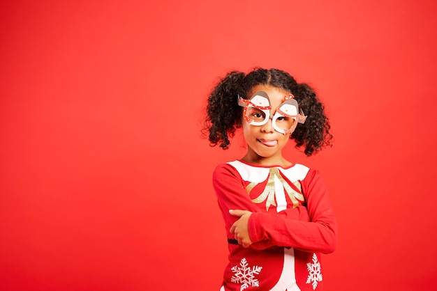 Portret van charmant Afrikaans meisje in kerstkostuum