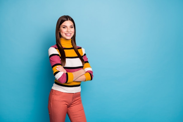 Portret van charmante schattige inhoud dame kruis handen echte deskundige droom dromerige slijtage casual stijl outfit geïsoleerd over blauwe kleur muur