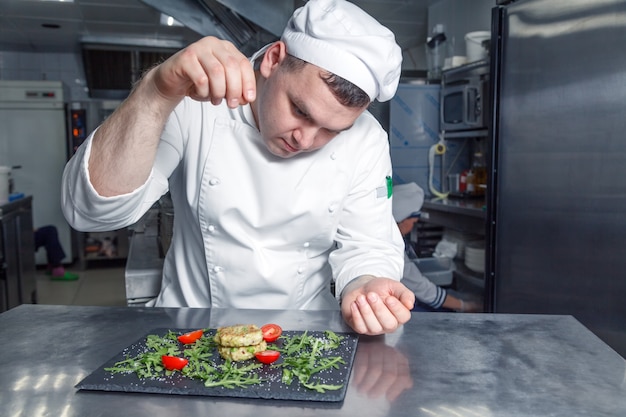 Portret van chef-kok in restaurantkeuken het koken