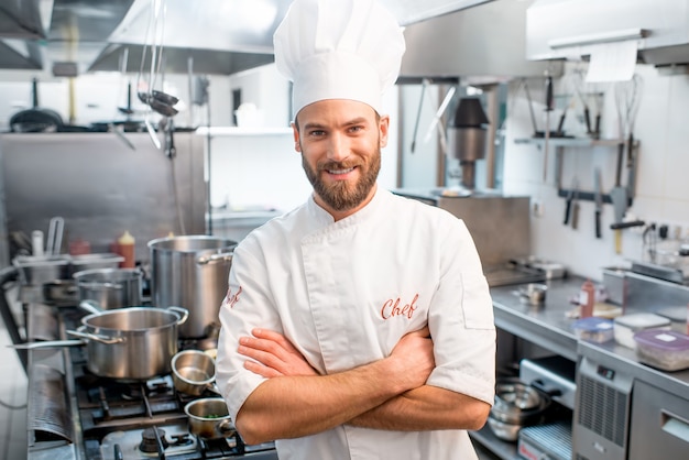 Portret van chef-kok op de restaurantkeuken