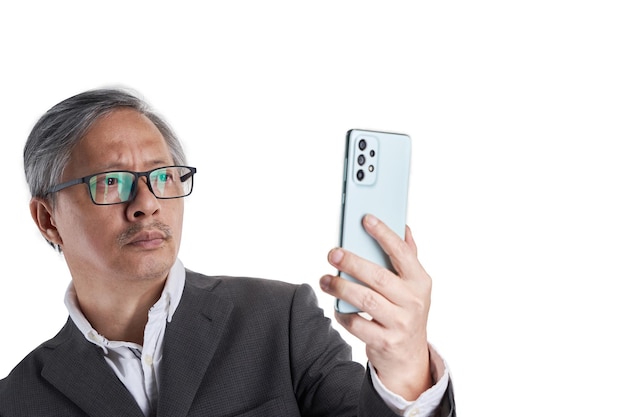 Portret van chinese enthiciteit met zakelijke slijtage met behulp van telefoon selfie tegen witte achtergrond