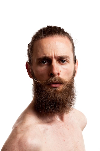 Portret van coole hipster met lange baard op witte achtergrond in studiofoto