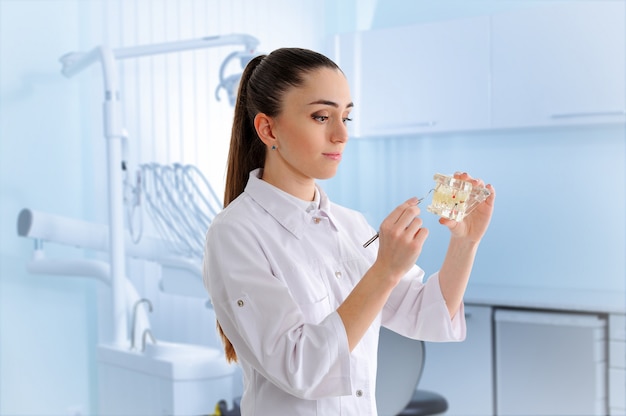 Portret van dantist in tandkliniek