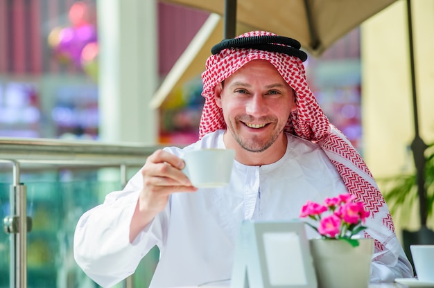 Portret van de arabische mens van het middenoosten openlucht.