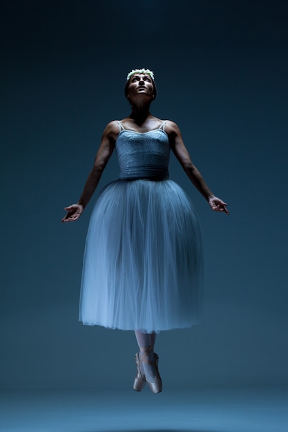 Portret van de ballerina op blauwe achtergrond