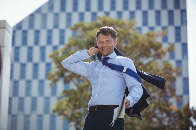 Portret van de blazer en de krant van de zakenmanholding