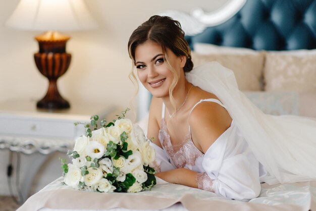 portret van de bruid met een boeket bloemen