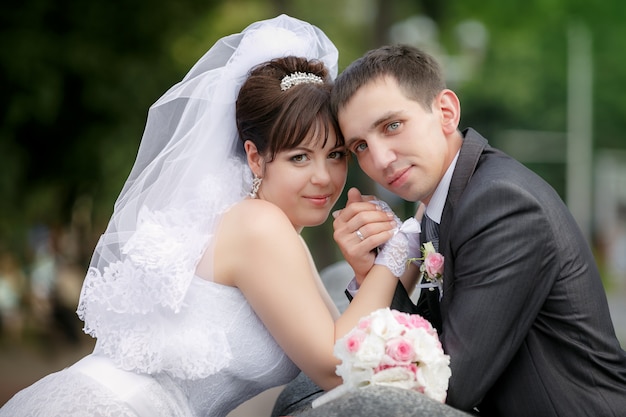 Portret van de bruidegom en de bruid op hun trouwdag