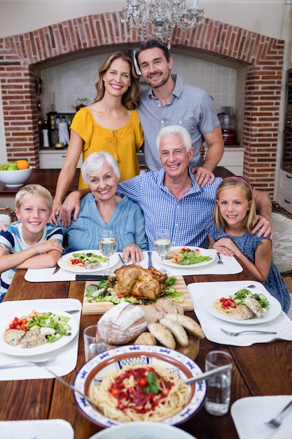 Portret van de familie die van meerdere generaties maaltijd hebben