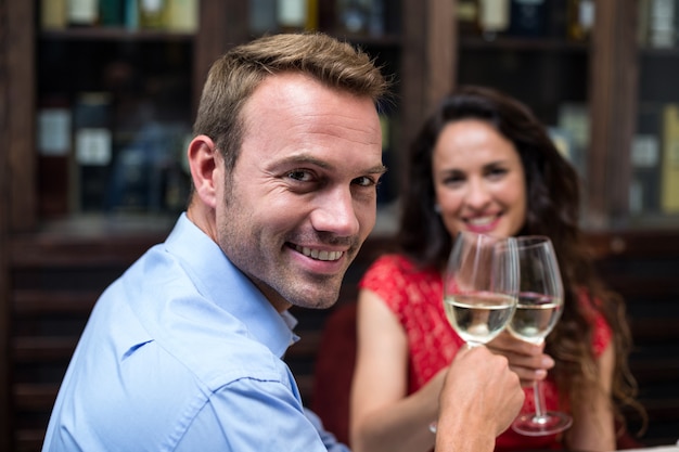 Portret van de gelukkige fluiten van de paar roosterende champagne