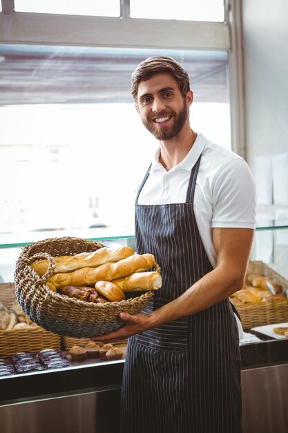 Portret van de gelukkige mand van de arbeidersholding brood