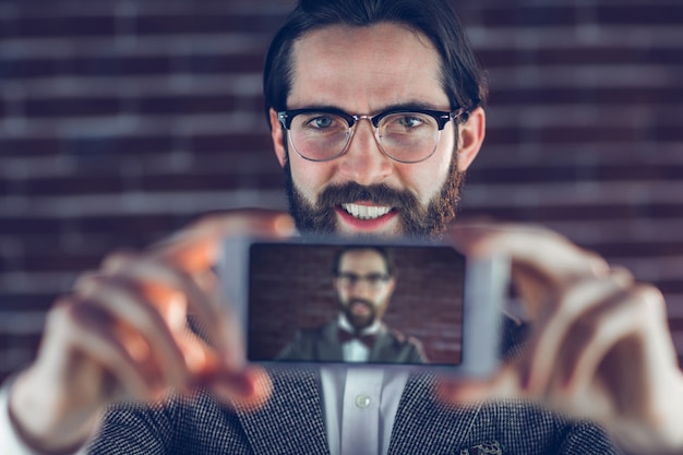 Portret van de glimlachende mens die beeld van zich neemt