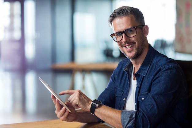 Portret van de glimlachende mens die digitale tablet gebruiken