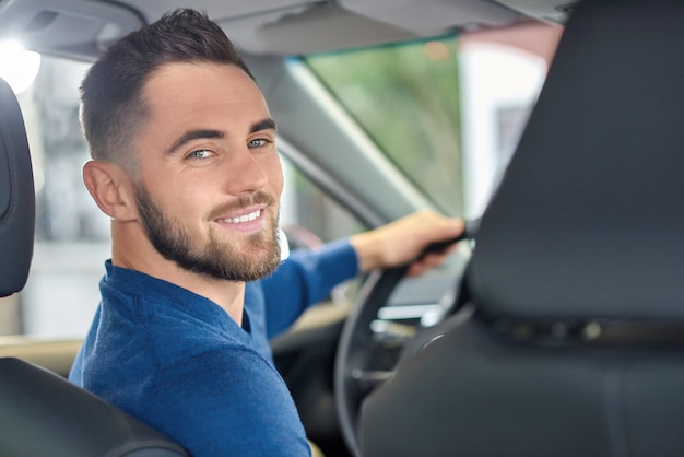 Portret van de hansome donkerbruine mens die met baard terug bekijken.