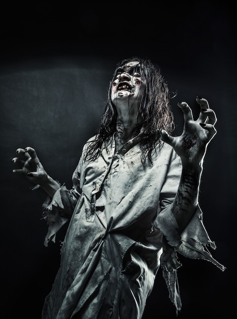 Foto portret van de horror zombie vrouw met bloederig gezicht