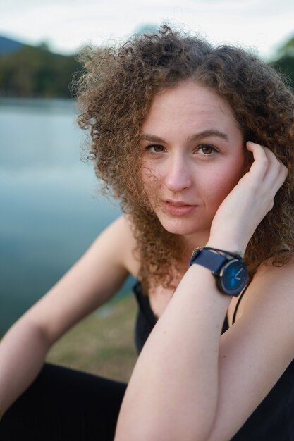 Portret van de jonge dag van de vrouwenlente buiten leuke glimlachende vrouw. jong meisje genieten van zomer buiten