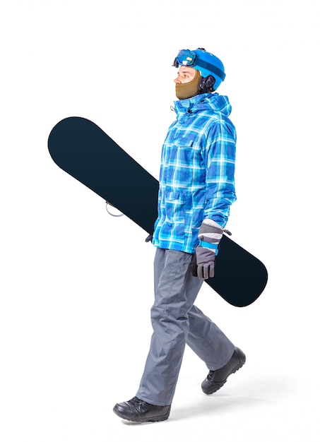 Portret van de jonge die mens in sportkleding met snowboard op wit wordt geïsoleerd