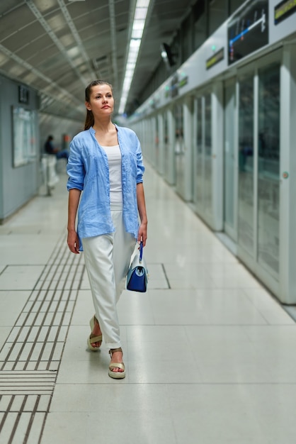 Portret van de jonge vrouw in metro metro