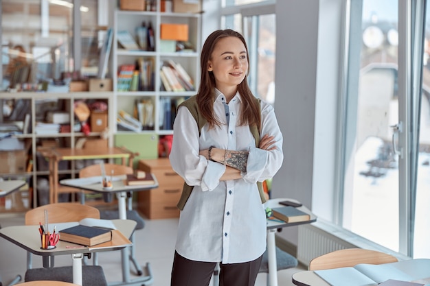 Portret van de jonge vrouwelijke leraar op de basisschool