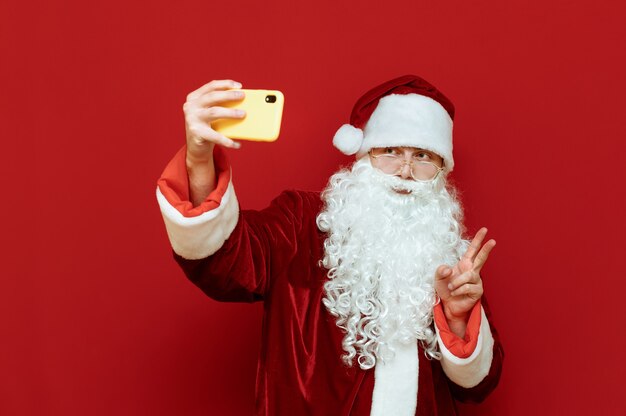 Portret van de kerstman met telefoon