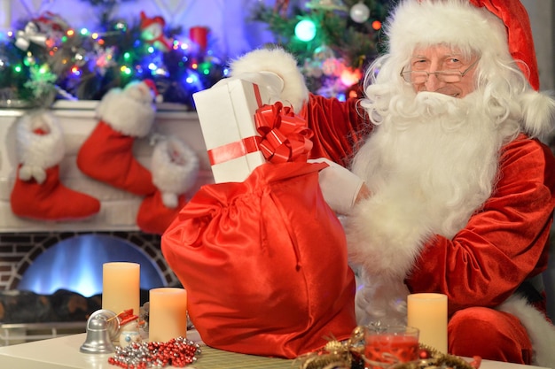 Portret van de kerstman met zak geschenken