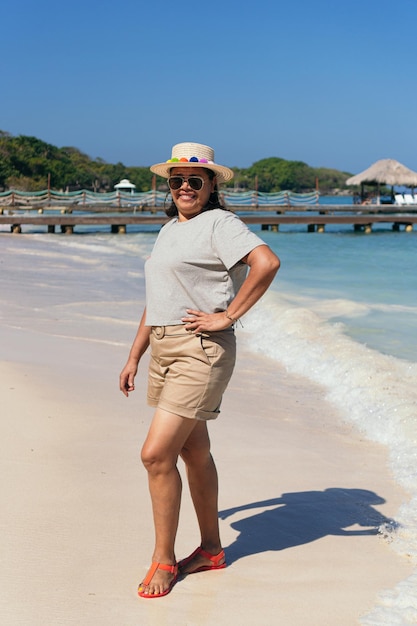 Portret van de Latijns-Amerikaanse dame die op het strand staat