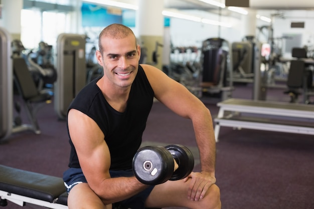 Portret van de mens die met domoor in gymnastiek uitoefent