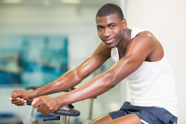 Portret van de mens uit te werken op hometrainer op sportschool