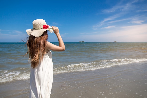 Portret van de mooie jonge Aziatische vakantie van de vrouwenzomer op strand