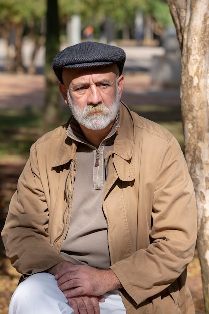 Foto portret van de oude mens die over het leven denkt