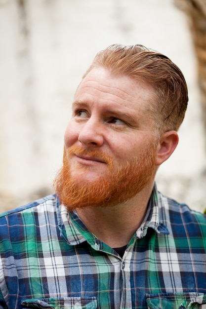 Portret van de rode haired man met lange baard